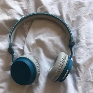 Ett par bluetooth styrda hörlurar, finns även så man kan ha sladd, men tyvärr har jag tappat bort sladden, finns säkert lätt att köpa en ny eller om man redan har hemma som funkar. Ladd sladden ingår till hörlurarna 