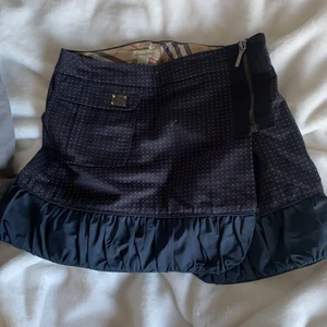 Burberry kjol - Svart kjol från Burberry i väldigt bra skick. (Äkta). Storlek 140. Säljer för 550kr +frakt 😊😊