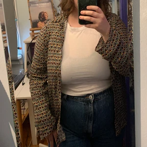 Skjorta - Jättefin skjorta med 70-tals mönster fårn pull & bear. Endast använd en gång så är i nytt skick. Står storlek XL men skulle säga att det är L eller M om man vill ha lite oversized. Dma för fler bilder. Köpare står för frakt!!