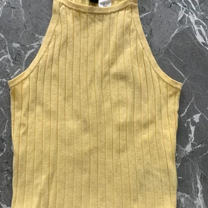 Gult linne  - Linnet är inte så ”orange” som på andra bilden, den är som första bilden. Jätteskönt material, använt fåtal gånger. Ribbat 