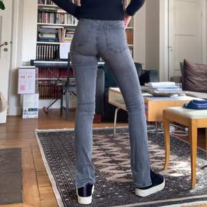 Snygga gråa jeans från Zara! Jag är 175 cm lång! 