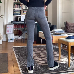 Zara jeans med slit! - Snygga gråa jeans från Zara! Jag är 175 cm lång! 