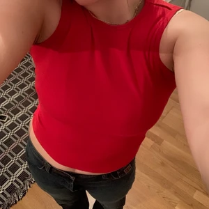 Rött linne - As snyggt rött linne som har en jättefin längd