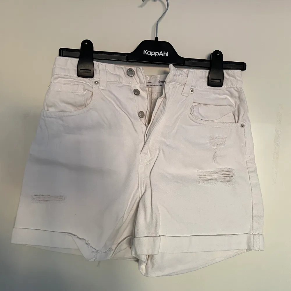 sparsamt använda vita shorts från stadivarius . Shorts.