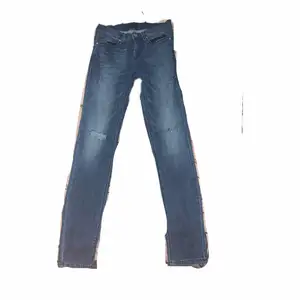 Low raise Y2K jeans har använt par gånger och är i top kvalite. Skriv vid intresse <3