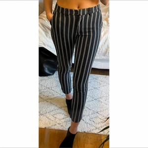 Kostymbyxor  - Blå och vit randiga kostymbyxor 