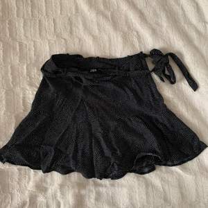 Kjol köpt från Zara för typ 2 år sen. Asbra skick bara lite skrynklig då den legat i garderoben ett bra tag💕💕 Har shorts under!!