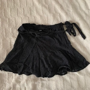 Kjol från Zara - Kjol köpt från Zara för typ 2 år sen. Asbra skick bara lite skrynklig då den legat i garderoben ett bra tag💕💕 Har shorts under!!