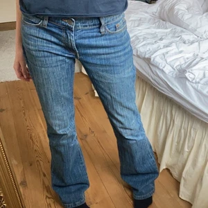 Brandy Melville jeans - Brielle 90’s jeans från Brandy Melville. Lågmidjade & bootcut!