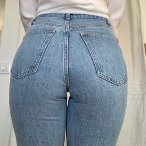 Blå jeans strl 36 från zara. Knappt använda och sommar fräscha. 🪴🌞🪴