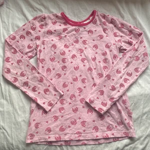 Super söt y2k jordgubbs tröja!  - Skit söt långärmad tröja, som kan vikas in till kortare eller användas som vanligt! Kommer med en söt jordgrubbsknappning där bak!  Barnstorlek 140 men är lite tajt på mig som har S (personligen gillar jag inte tröjor som sitter lite åt i armarna) Så därför spelar de ju såklart roll hur du själv tycker om kläder ska sitta! Passar också en XS! ❤️ Köparen står för frakt! ❤️🥰🍓