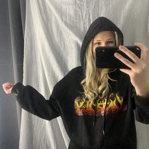 själjer denna svarta hoodie då den inte kommer till användning. tröjan är i nyskick och säljs för 100 + 51kr i frakt