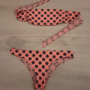 Bikini H&M - Bikini fr H&M. Stl XS. Sparsamt använd, fint skick! Vändbar! Så går o bära i 2 olika mönster.