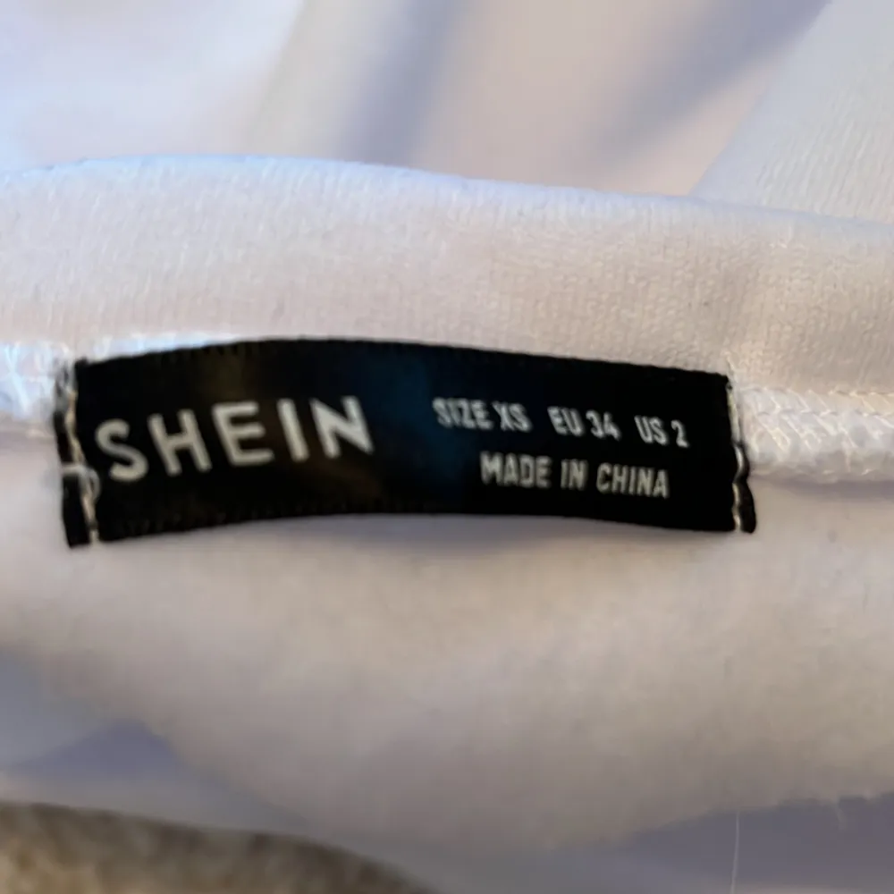 En snygg och gosigt sweatshirt från SHEIN. Aldrig använd. Storlek xs men skulle även passa s då den är lite oversized🤍. Tröjor & Koftor.