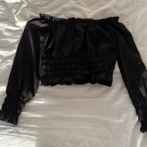 Croptop  - 💌 Fraktkostnad kan ändras - skickar även med spårbar frakt eller i större paket om du vill köpa flera kläder samtidigt 💌                                                        Denna sitter så att axlarna syns hahhas vet inte hur jag bättre ska förklara det 