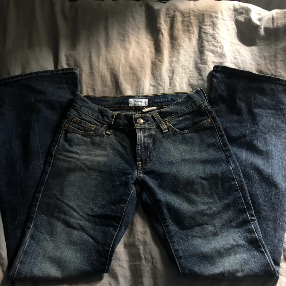 Blåa bootcut jeans som är lågmidjade. Intressekoll! Super bra skick och är veldigt fina. Jag är 164 cm lång. Kan möta upp eller posta de är upp till dig. Skriv gärna frågor om du har någon💗 köp direkt för 400. Jeans & Byxor.