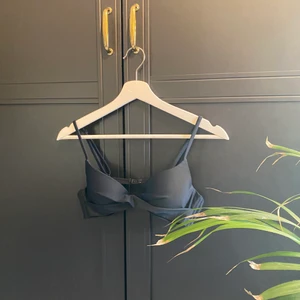 Bikini topp - Nelly - Basic bikini top o svart ifrån Nelly. Använd enbart en gång. Fint skick utan några fläckar eller defekter. Säljer pga att den är för stor. Storlek 80B. Säljs för 75  inklusive frakt inkluderat i priset. 🤍✨💘☀️