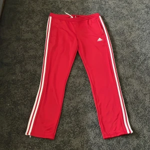 Adidasbyxor storlek L - Byxor från adidas , storlek L. Använda endast en gång. Vida nere med dragkedja, man kan ha det öppet och stängt, beroende på hur man tycker om att ha det. 
