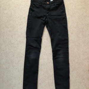 Svarta jeans - Hyfsat bra färg lågmidjade och korta i benen för storleken