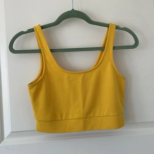 Hoss X NA-KD - Gul kroppat linne från Hoss kollektion med NA-KD. Köparen står för frakt.