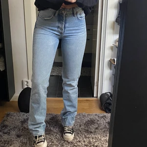 Zara jeans - Ursnygga jeans från Zara, använda men i fint skick. Storlek 34!💙 