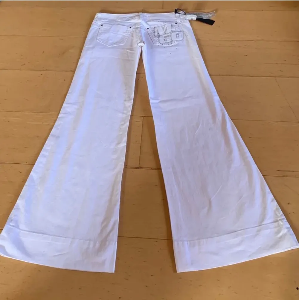 Super fina lågmidjade miss sixty jeans helt oanvända med lappen kvar. Köpte de här på Plick men de passade tyvärr inte. Lånade bilder från @tinaadesjö här på Plick🥰 . Jeans & Byxor.