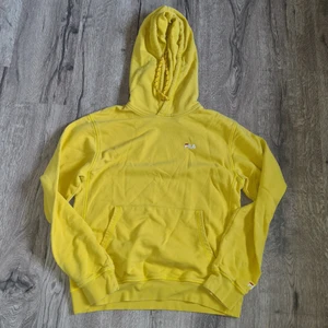 Fila hoodie - Använt skick, inte riktigt så gul som på fotot 