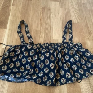 Topp - En kort topp, perfekt till sommaren. Aldrig använd därav fint material .