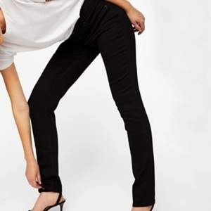 Sköna midwaist jeans från kappahl, modell alice straight leg. 🖤 bekväma och stretchiga, andra bilden visar deras riktiga färg 🌸 storlek 36 men passar även 38 ❤️