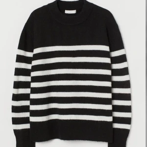 Stickad tröja  - Randig tröja från hm, använd max 3 gånger 🙌 säljer för 150kr frakt INGÅR ! Stolek m men passar allt ifrån xs-m