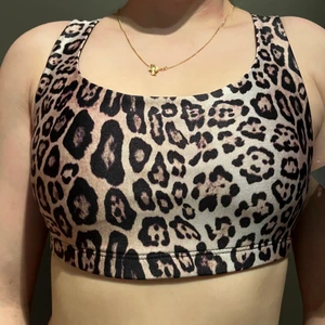 Onzie sport BH S/M - Onzie sport BH med leo-mönster. Helt oanvänd (lappar sitter kvar). Ska vara i storlek M/L men är mer som S/M. Fin passform!