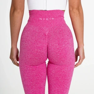 Nvgtn tights s 🫶🏽 - OBS lånade bilder. Säljer nu vidare dessa tight då jag helt enkelt har för många. Dem är endast testade, dvs helt nyskick! Nypriset ligger på 850kr + en frakt och tull på 350kr. Jag säljer därför för 400kr + frakt! ❤️ storlek s, passar en xs/s skulle jag säga. Kan ge egna bilder vid förfrågan