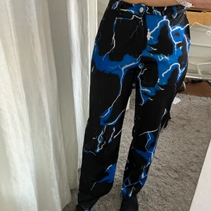 y2k byxor storlek S - storlek: S. jaded london har liknande byxor. möts upp i stockholm eller fraktar 🖤