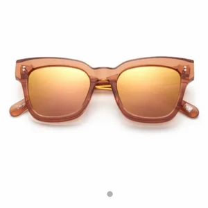 Chimi Peach 005 Spegelglas - Säljer dessa assnygga Chimi med spegelglas!De är i modellen 005! Inga defekter eller liknande. Kan tänka mig byta de mot en annan färg i samma modell, annars buda!❤️ HÖGSTA BUD: 400❤️