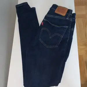 Högmidjade skinny jeans strl w26. Lite slitna i grenen, annars bra skick. Köparen står för frakt, men kan ev mötas upp i Stockholm vid köp av flera plagg.