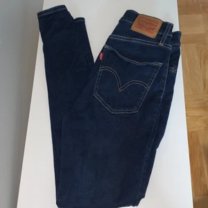 Levis mile high super skinny jeans W26 - Högmidjade skinny jeans strl w26. Lite slitna i grenen, annars bra skick. Köparen står för frakt, men kan ev mötas upp i Stockholm vid köp av flera plagg.