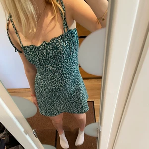 Söt klänning från HM - Jag säljer min supersöta, gröna klänning från HM i stl XS. Använd ett fåtal gånger i bra skick! Jag är 172 cm och den är på gränsen förkort för mig. Köparen står för frakt och kom privat för fler bilder💚💚💚