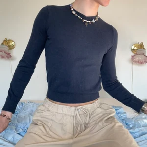 Mörkblå stickad tight tröja v-ringad - Mörkblå stickad v-ringad tröja från Abercrombie 📽 Denna tröjan är hur skön som helst och får den snyggaste passformen eftersom det är en M i Barnstorlek! Så snygg till våren (och hela året runt!) :D tillsammans med ett par beigea byxor och sneakers för du en preppy men avslappnad 90-tals look rakt ut FRIENDS ;)