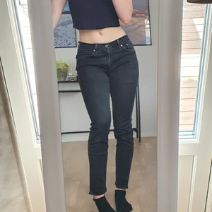 Levis lågmidjade jeans - Köpte dessa jeans här på plick men det var inte något som passade min stil så säljer nu vidare😊