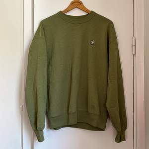 Grön sweatshirt från Polar Skate Co. Använd endast en gång så i mycket gott skick. Storlek M