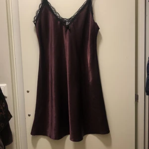Satinklänning - Jättesöt satin klänning i en härlig lila färg, utmärkt för den som vill klä upp sig! Köpt second hand, men utan brister! Storlek är okänd men skulle gissa på 38-40! Kan skicka fler bilder om så önskas :)Frakt ingår ej!