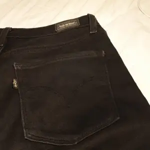 Levi's jeans svarta i fint skick inte urblekt. Använder inte det längre. 😁
