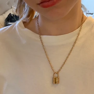 Halsband  - Fint halsband i guld (ej äkta), frakt tillkommer💞