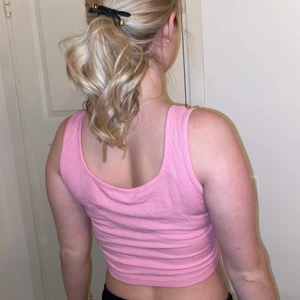 Linne från Shein - Säljer mitt rosa superfina rosa linne från Shein som är använt några gånger i somras! Superbekvämt verkligen men jag har så mycket andra kläder och rensar garderoben! Kom privat vid frågor och funderingar, kan posta med både s påse och med spårbar frakt! Sista bilden är jättedåligt ljus, det är bara så att man ska se passformen, utomhus är färgen lika magisk som på första bilden!😍 Är i storlek m/38, men passar mellan xxs-l för att det är så strechigt! 