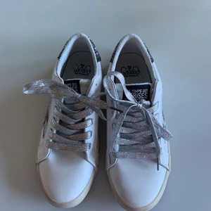 Sneakers  - Jätte coola vår sneakers. Använda ett fåtal gånger. Nyskick. 