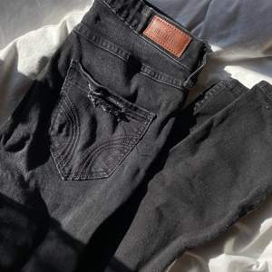 High rise super skinny svarta jeans från Hollister. Säljer pga använder int längre. Har hål i knäna och slitningar som är lite ljusare. Väldigt bra skick, inte använda mycket. FRAKT INGÅR
