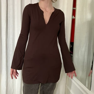 brun tröja - storlek: passar M-L. modellen på bilden har storlek S, så den passar självklart även S beror på hur man vill att den sitter. möts upp i stockholm eller fraktar. plagget finns kvar. 🖤 stretchigt material