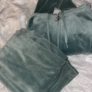 Juicy couture dress grön - Säljer nu min gröna juicy dress! Storlek Xs i både byxor och tröja, sparsamt använd inga hål eller fläckar. Säljer som ett helt sett o inte var försig. Vid frågor eller liknande är de bara att höra av sig🥰