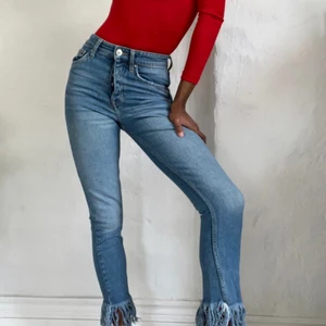 Ett par blåa jeans i storlek 34 - Ett par blåa sienna jeans från ginatricot med fransar på benen i storlek 34