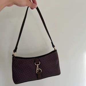 Axelremsväska  - Jättefin axelremsväska ifrån Asos ❤️